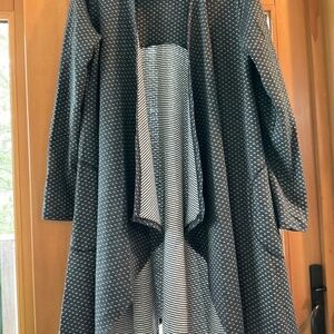 Tunic or simply a wrap in size medium charcoal grey, white and black…